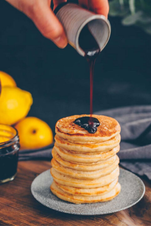 Ich liebe diese fluffigen Pfannkuchen! Ich habe Cotta, Zitronensaft und Schale zu der Mischung hinzugefügt, und was für eine wunderbare Kombination.