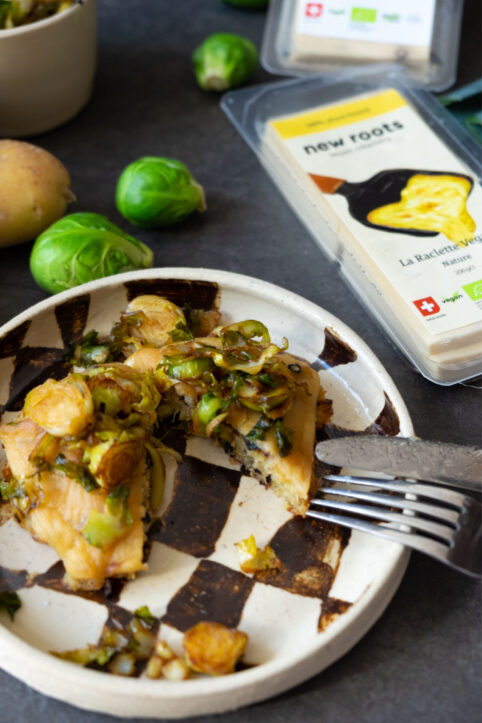Because Rösti is delicious but a bit boring, we have created Röstiplätzli for you. Baked with the New Roots Raclette and caramelized Brussels sprouts as a topping for a tasteful delight.