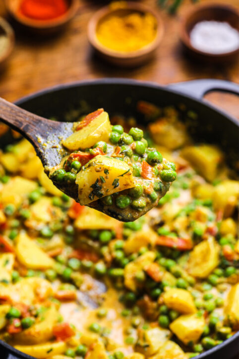 Egal, ob Sie ein erfahrener Fan der indischen Küche sind oder gerade erst Ihr kulinarisches Abenteuer beginnen, dieses cremige Curry wird Ihr Herz erobern!