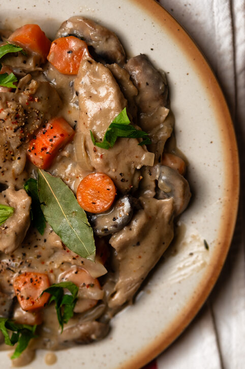 La blanquette évoque des souvenirs de repas en famille, et je suis ravie d’avoir pu la recréer en version vegan !