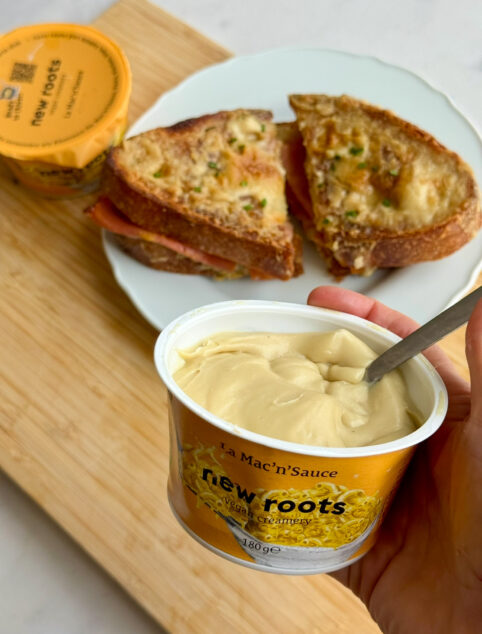 Dieser vegane Croque Monsieur ist purer Genuss – geschichtet mit würzigem Senf, herzhaftem veganem Schinken und einer ordentlichen Portion La Mac’n’Sauce!