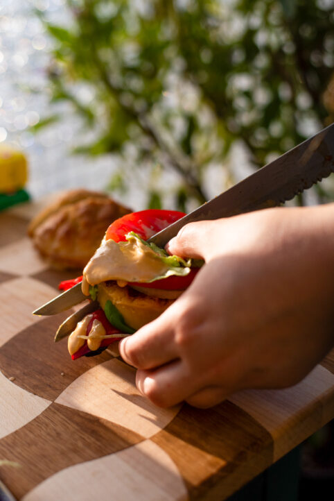 Wenn ich Lust auf etwas Scharfes, Saftiges und richtig Befriedigendes habe, ist dieser Chili-Cheese-Burger mit Le Grilled mein absolutes Go-To!