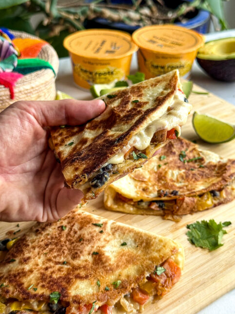 Ces quesadillas véganes sont un feu d’artifice de saveurs : légumes rôtis, haricots fondants et ce coulant irrésistible de La Mac’n’Sauce.