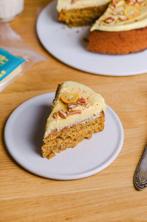Das ultimative Herbstezept: ein Pumpkin Spice Cake mit einem proteinreichen Twist im Frosting.